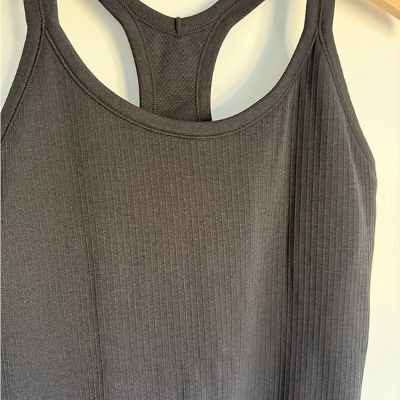 Excellent Condition. Seamless Racerback Ribbed Hip Length Tank - Picture 4 of 8